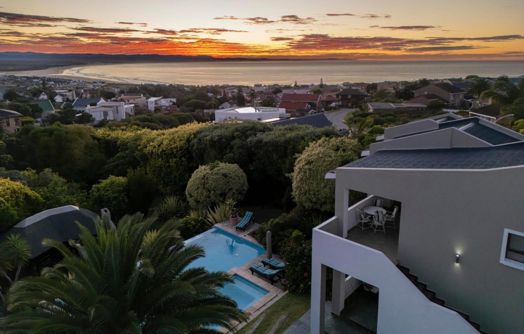 The Ocean Bay Luxury Guesthouse Jeffreys Bay Exterior photo